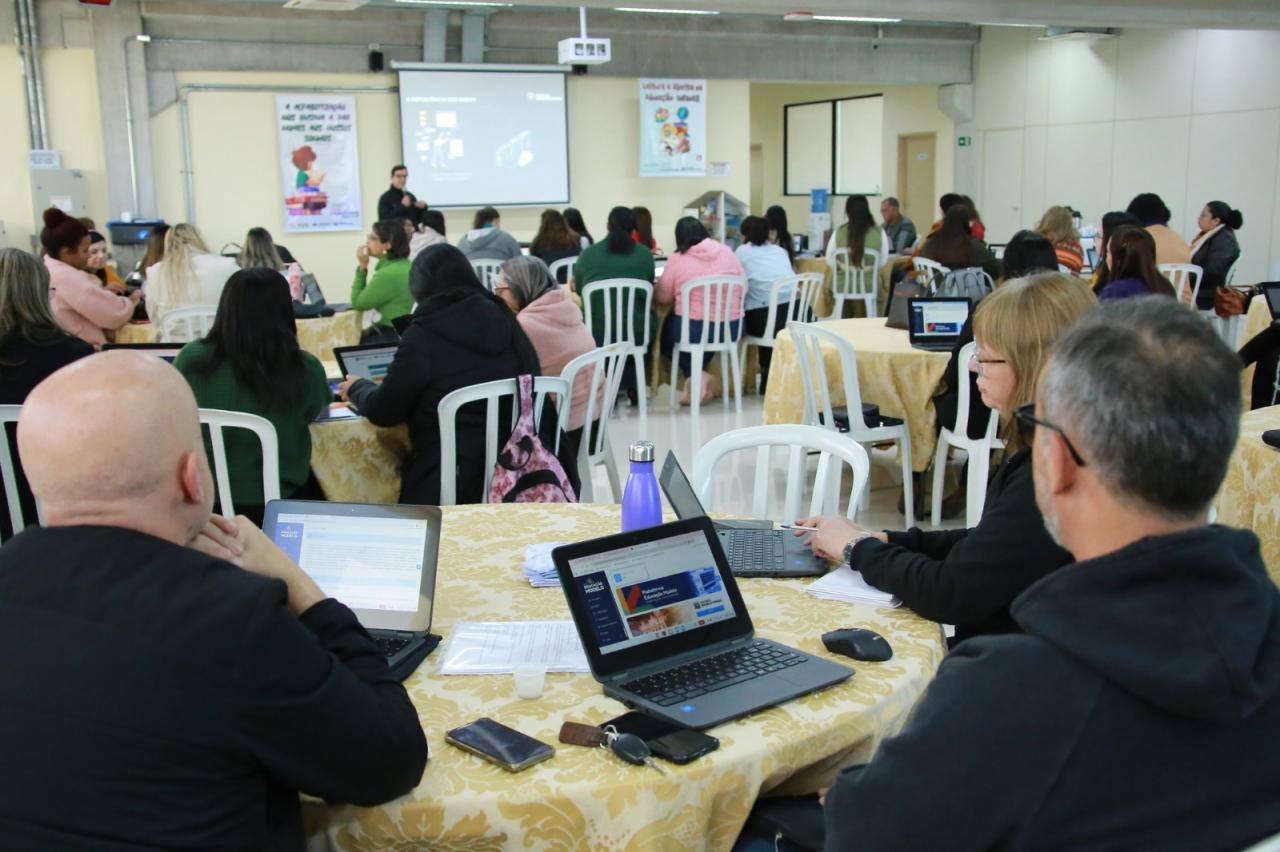 Santana de Parnaíba apresenta funcionamento da Plataforma Educação Modelo