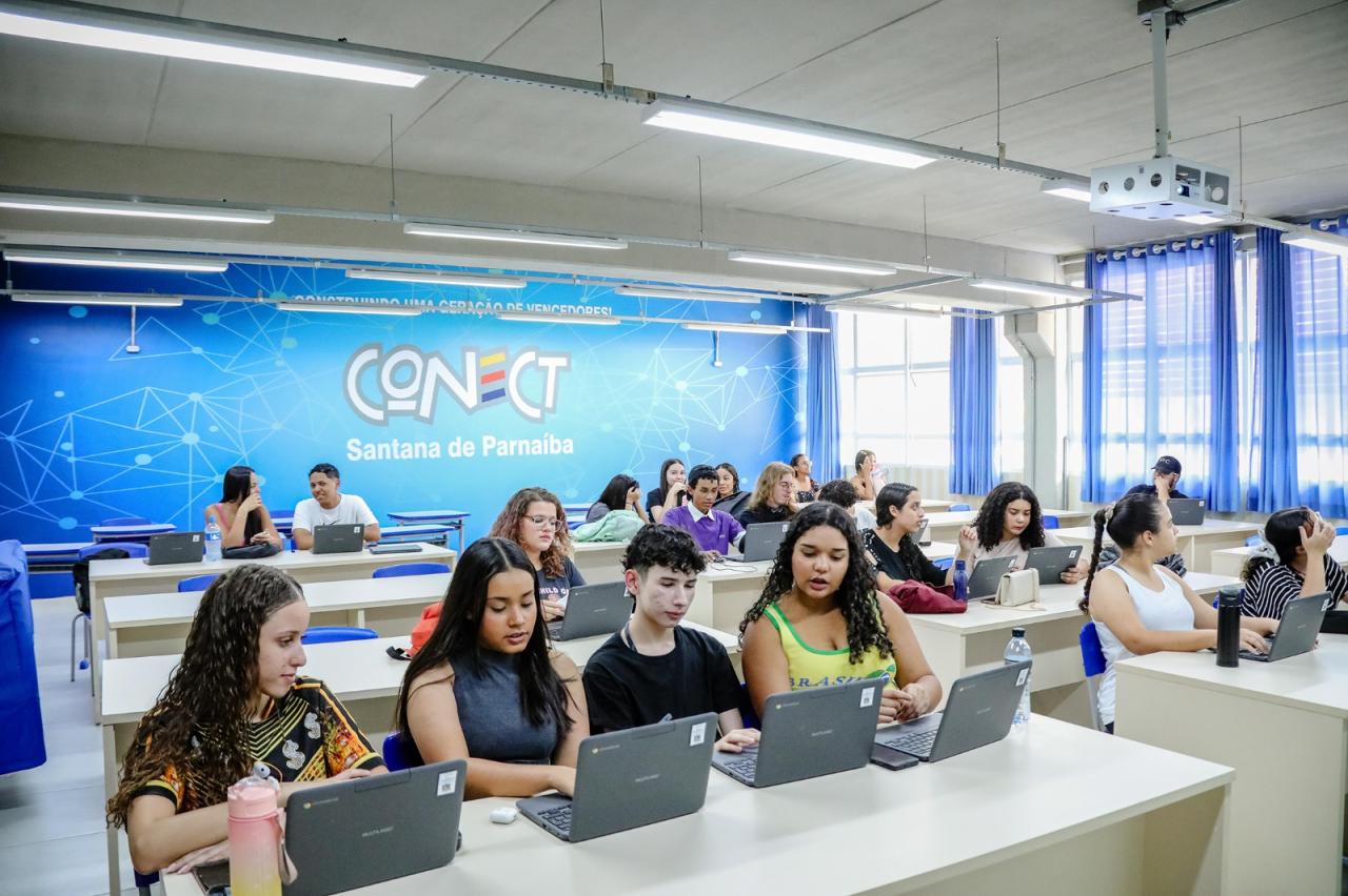 Alunos de Santana de Parnaíba aprendem sobre o mercado de trabalho na área da tecnologia 
