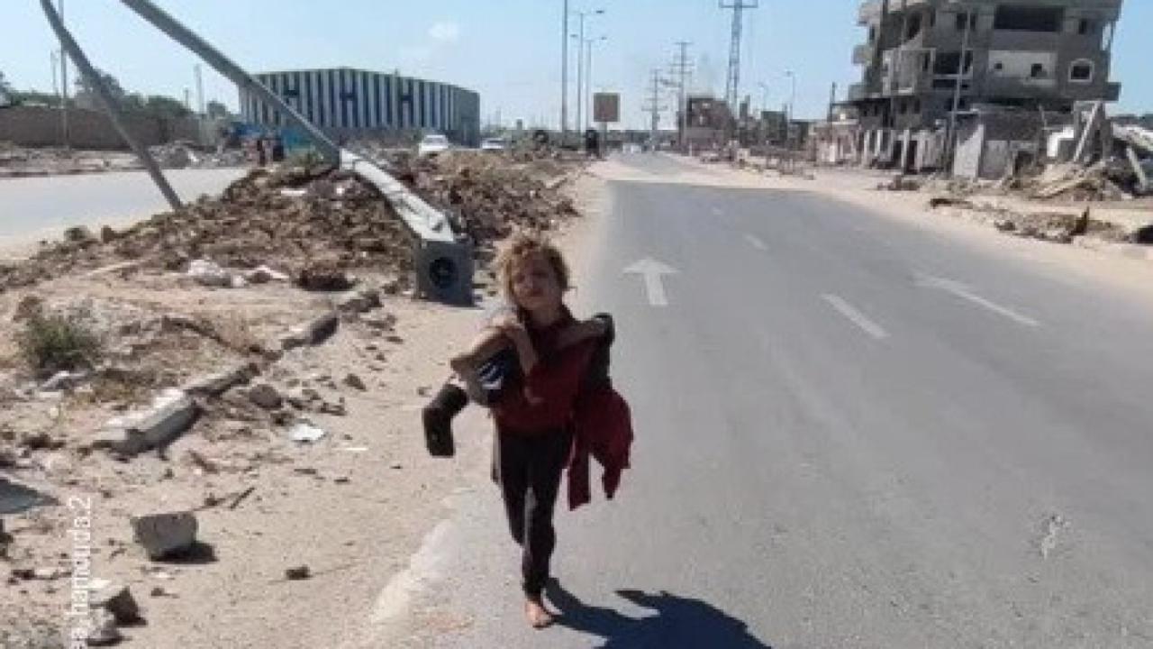 Menina descalça carrega irmã após atropelamento em Gaza
