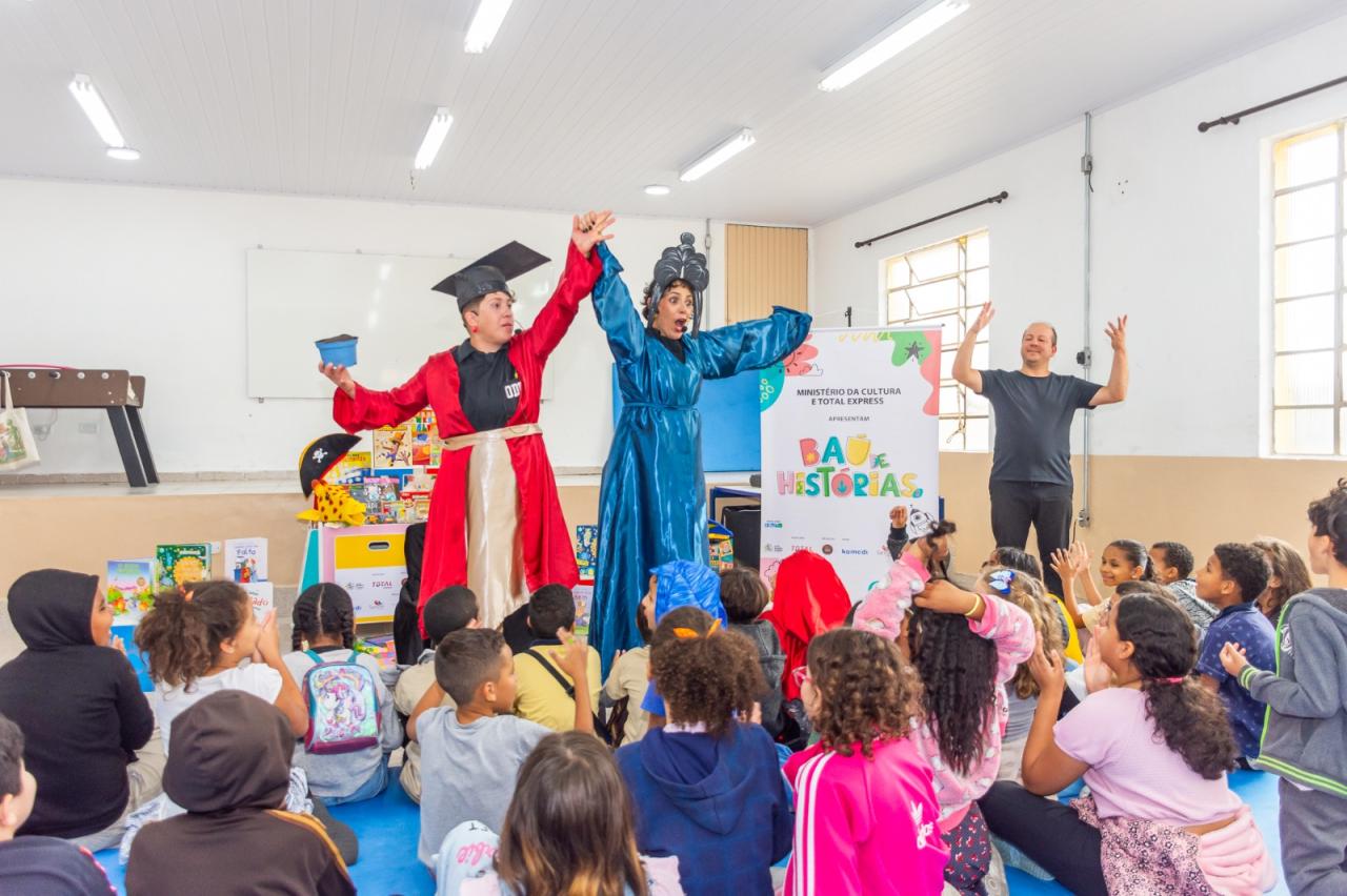 Crianças de Carapicuíba receberam projeto 'Baú de Histórias 2', que reforça a importância da leitura