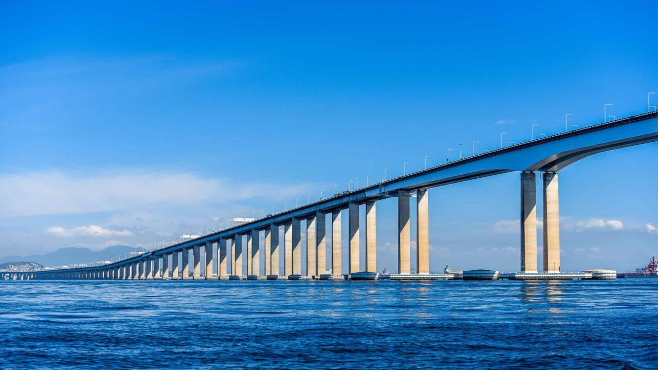 Motociclista cai da ponte Rio-Niterói após acidente com caminhão