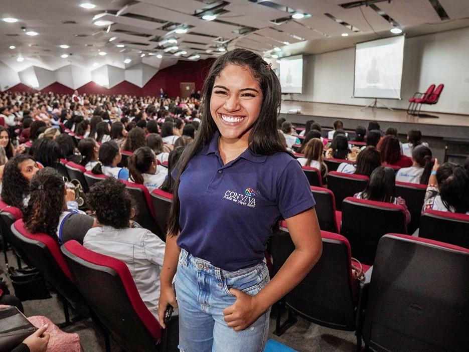 Empresa abre mais de 200 vagas de emprego para cuidador escolar e supervisor operacional