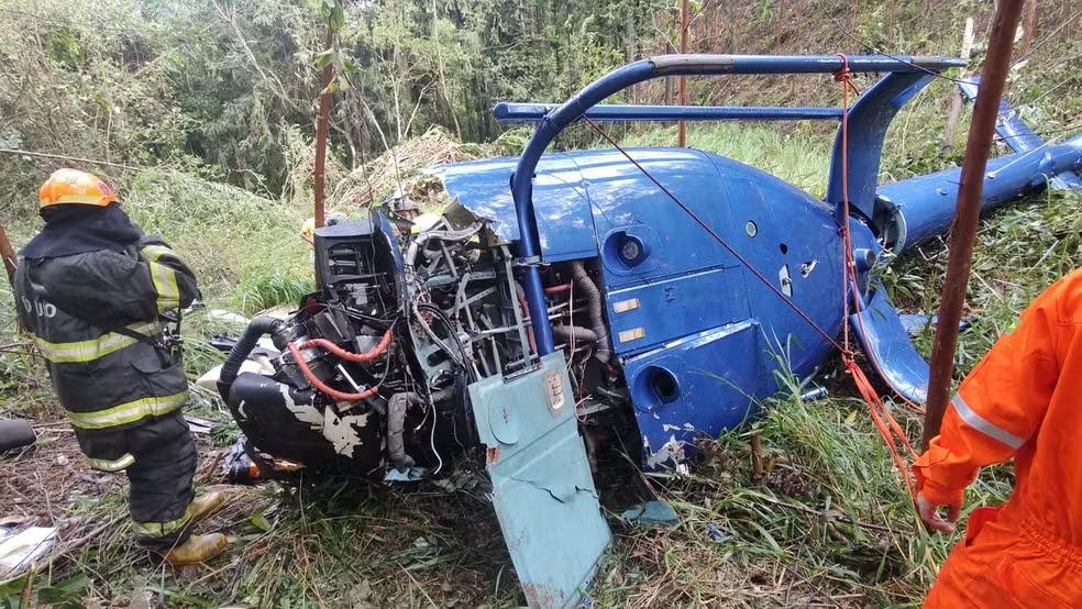 Helicóptero cai na Grande SP e duas pessoas morrem; uma criança e o piloto são resgatados com vida