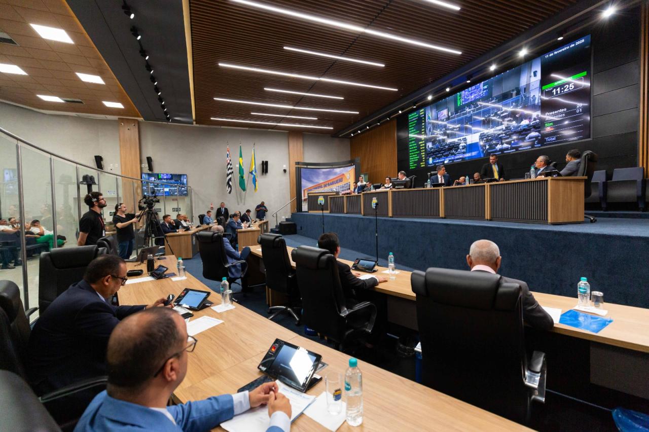 Câmara de Barueri cria regras para organizar fiação em postes públicos