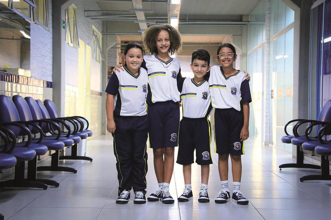 Santana de Parnaíba inicia entrega de uniformes escolares no primeiro dia de aula