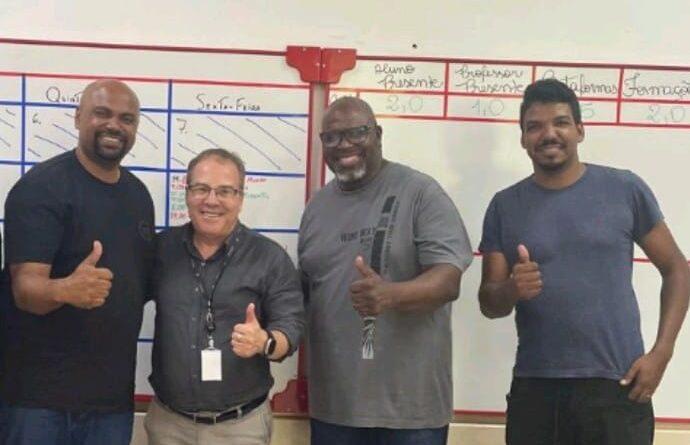 Dirigente Regional de Ensino de Carapicuíba, Hilton Silva recebe o vereador Arlen Santos e discutem melhorias para a Região da COHAB V