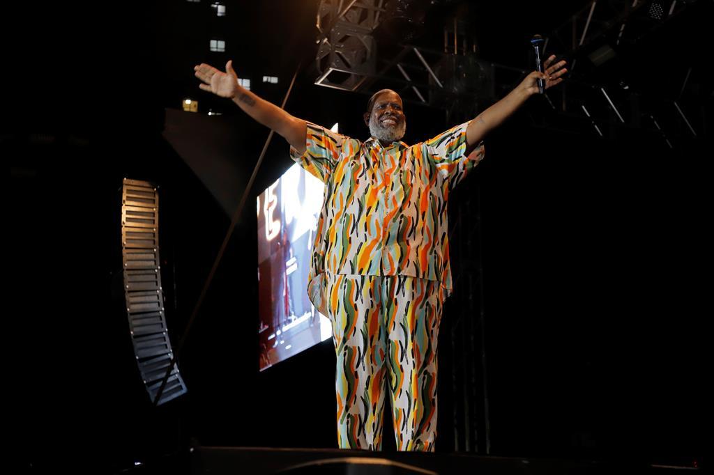 Péricles encerra março com grande show em comemoração aos 76 anos de Barueri