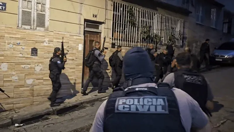 Polícia faz maior operação contra finanças do Comando Vermelho e pede bloqueio de R$ 6 bilhões