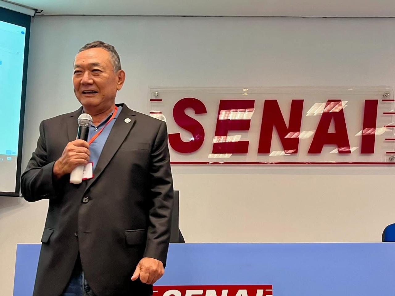 Prefeito de Jandira Doutor Sato participa de evento no Senai
