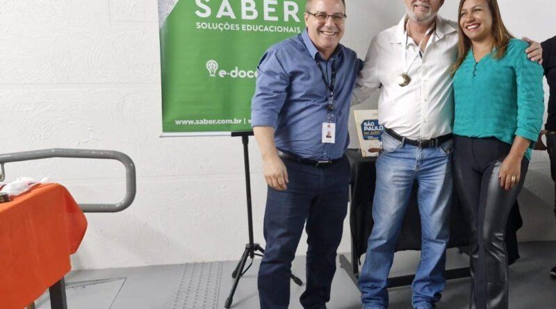 Dirigente de Ensino Hilton Silva Homenageia Escolas em Evento da Diretoria de Ensino de Carapicuíba.