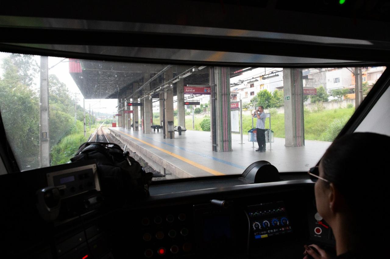 Governador Tarcísio de Freitas confirma que Trem Intercidades passará por Carapicuíba
