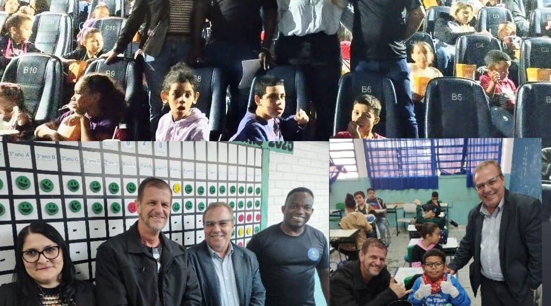 Dirigente Regional de Ensino Hilton Silva inova visitando a E.E. Prof. Luiz Pereira Sobrinho dia da execução do Projeto a Escola Vai ao Cinema