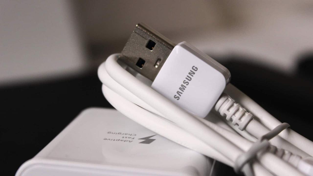 Por que os cabos e pen drives USB tem dois buraquinhos quadrados?