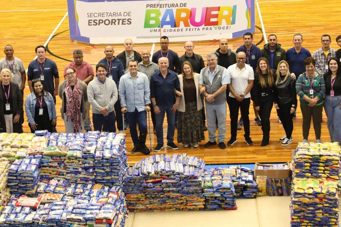 Prefeito de Barueri Beto Piteri e Presidente do Fundo Social de Solidariedade, Damaris Piteri, recebem doação de mais de 12 toneladas de alimentos