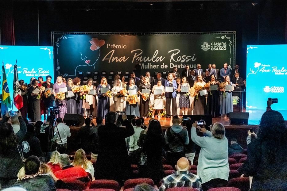 Prêmio Ana Paula Rossi - Mulher de Destaque celebra força feminina em solenidade no Teatro Municipal