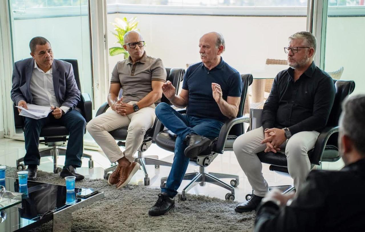Beto Piteri recebe o vereador Hélio Júnior e representantes das auto escolas de Barueri na edição do “Café com Prefeito” 