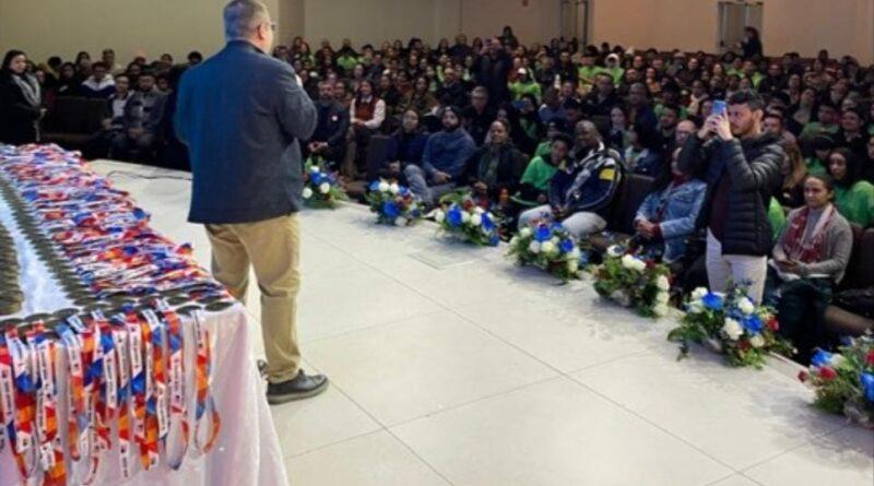 Dirigente de Ensino de Carapicuíba, Hilton Silva, entrega medalhas de ouro da OMASP 2025