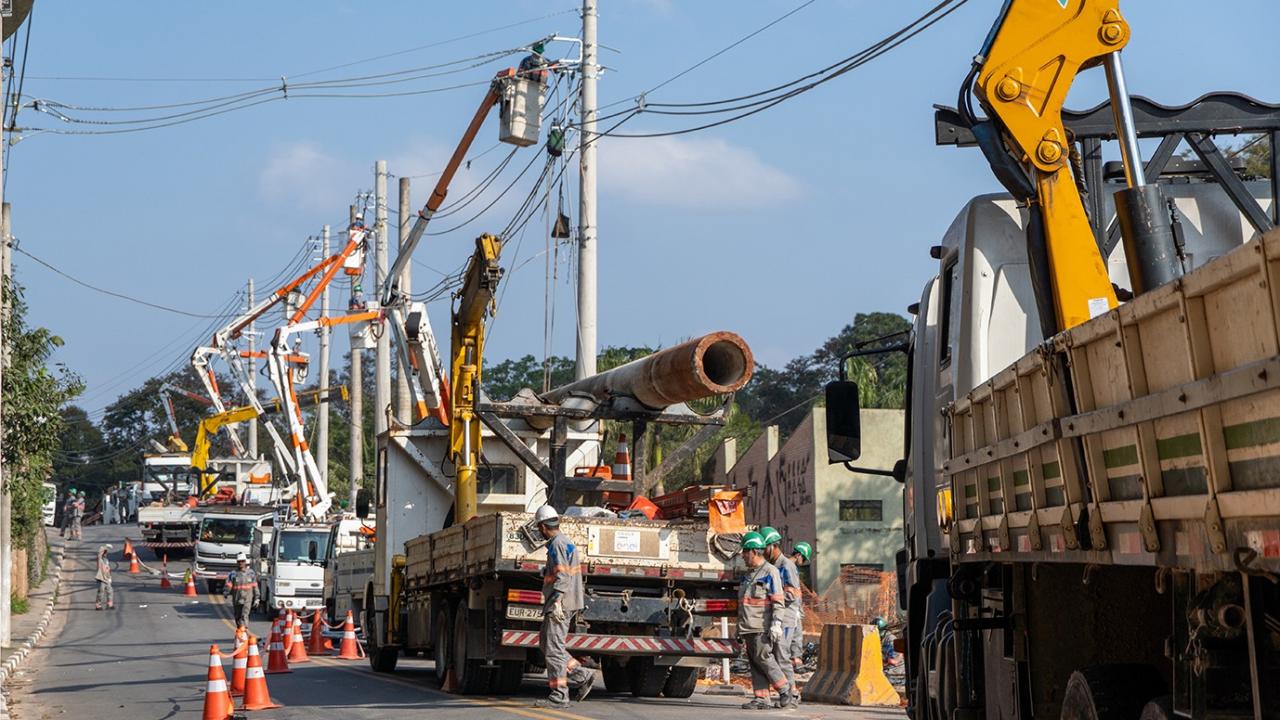 Prefeitura de Carapicuíba retoma obra de duplicação na Av. São Camilo após remanejamento de postes de energia