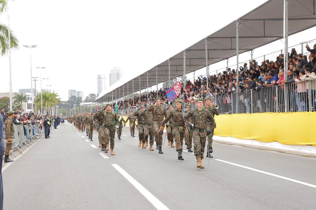 Desfile cívico-militar de 7 de Setembro reúne milhares em Barueri