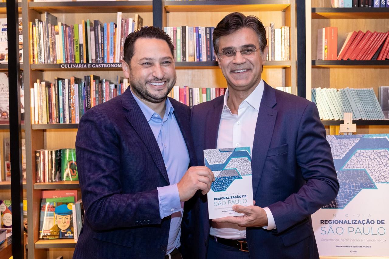 Rodrigo Garcia, Fernando Montoro, Paulo Serra e centenas de prefeitos prestigiam lançamento de livro de Marco Vinholi sobre regionalização de SP