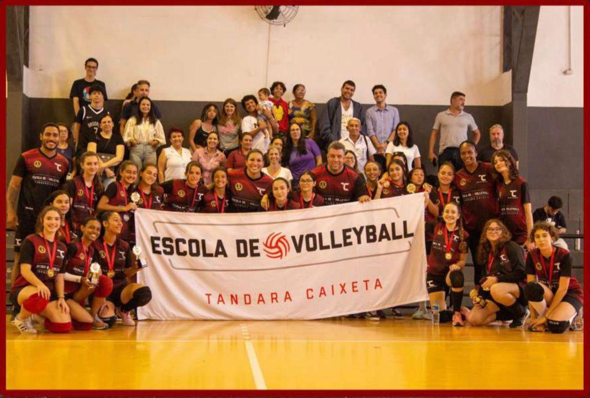 CAMP DE VOLEIBOL: CAMPEÃ OLÍMPICA TANDARA CAIXETA ENSINA JOVENS A ENTRAR NO ESPORTE DE ALTO NÍVEL