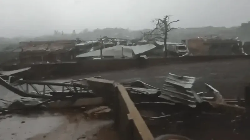 Passagem de tornado deixa cinco mortos e mais de 100 feridos no interior do PR