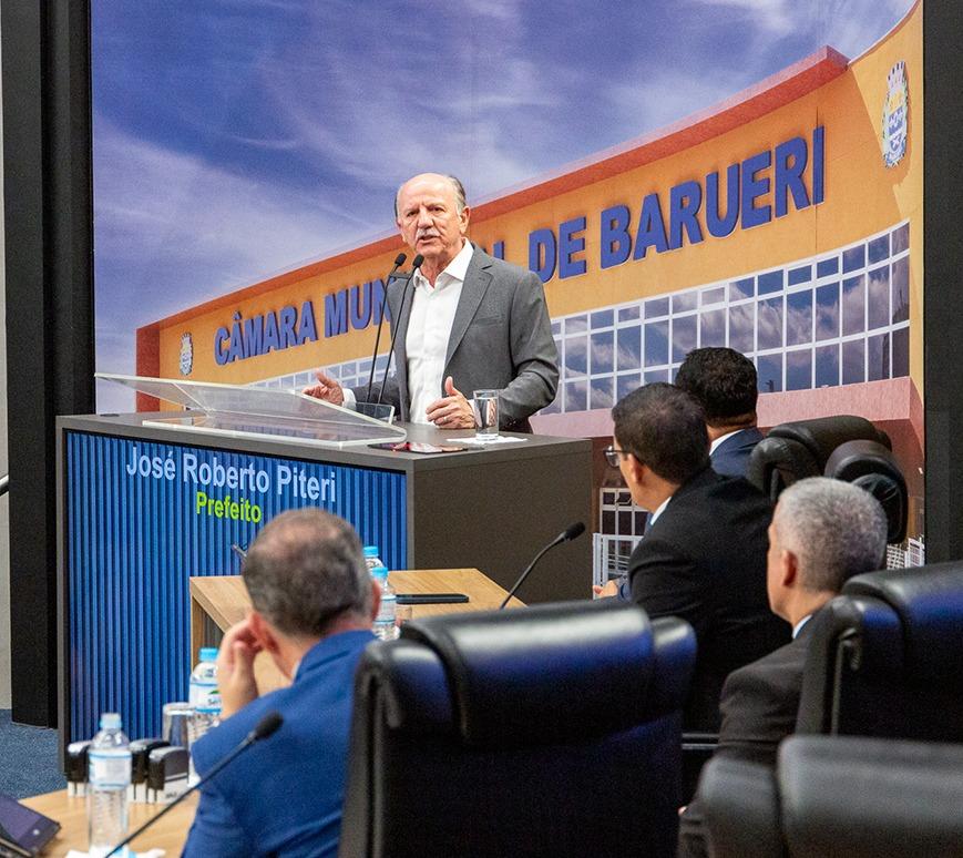 Prefeito Beto Piteri participa da última sessão do ano e destaca boa relação com a Câmara