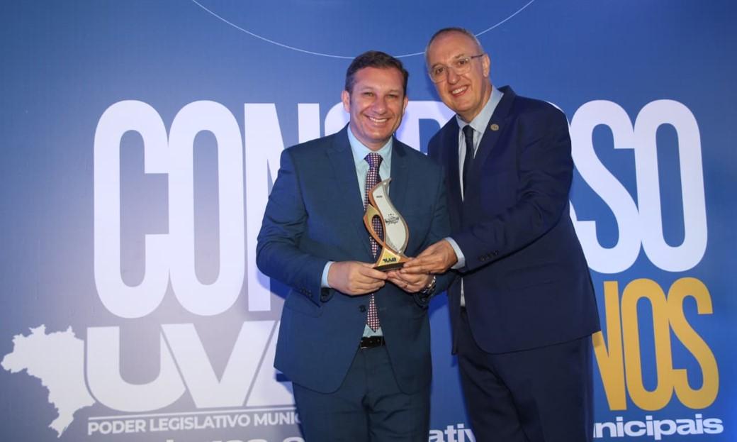 Presidente da Câmara de Barueri Wilson Zuffa recebe prêmio de reconhecimento por atuação legislativa