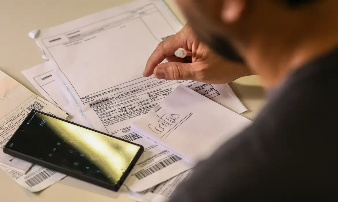 Salário mínimo de R$ 1.621 começa a valer na quinta-feira (01/01)