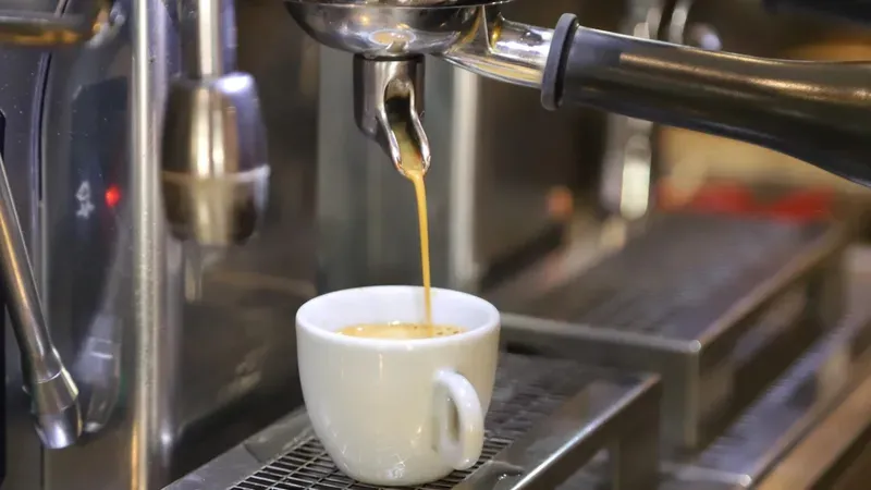 Consumo diário de café reduz risco de demência e ajuda cérebro, diz estudo