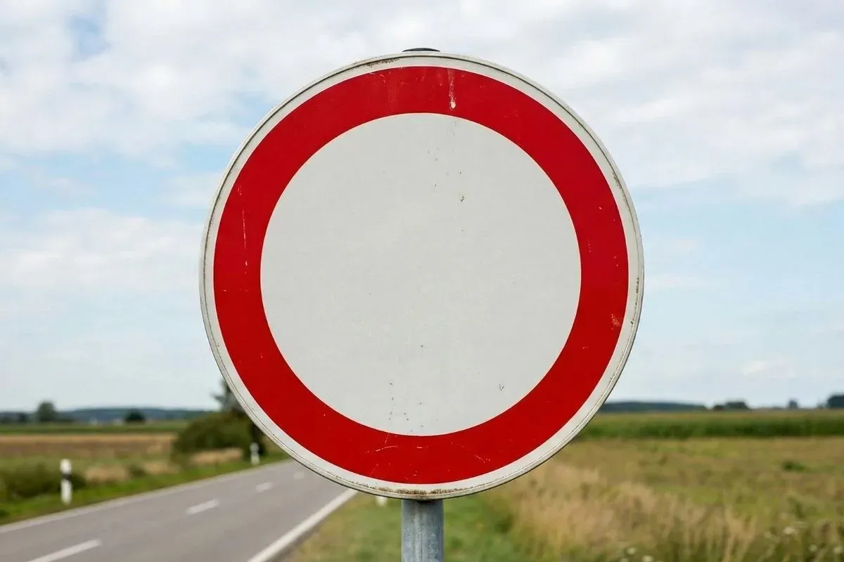 Qual é o significado da nova placa de trânsito com um círculo vermelho e branco no centro?