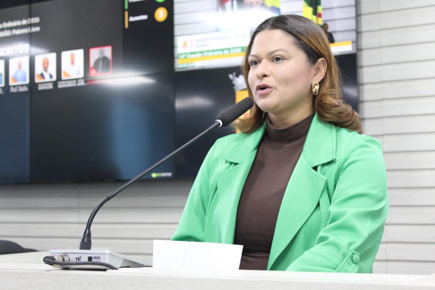 Vereadora Vanessa Maia pede atenção do Poder Público para a situação das escolas estaduais de Carapicuíba