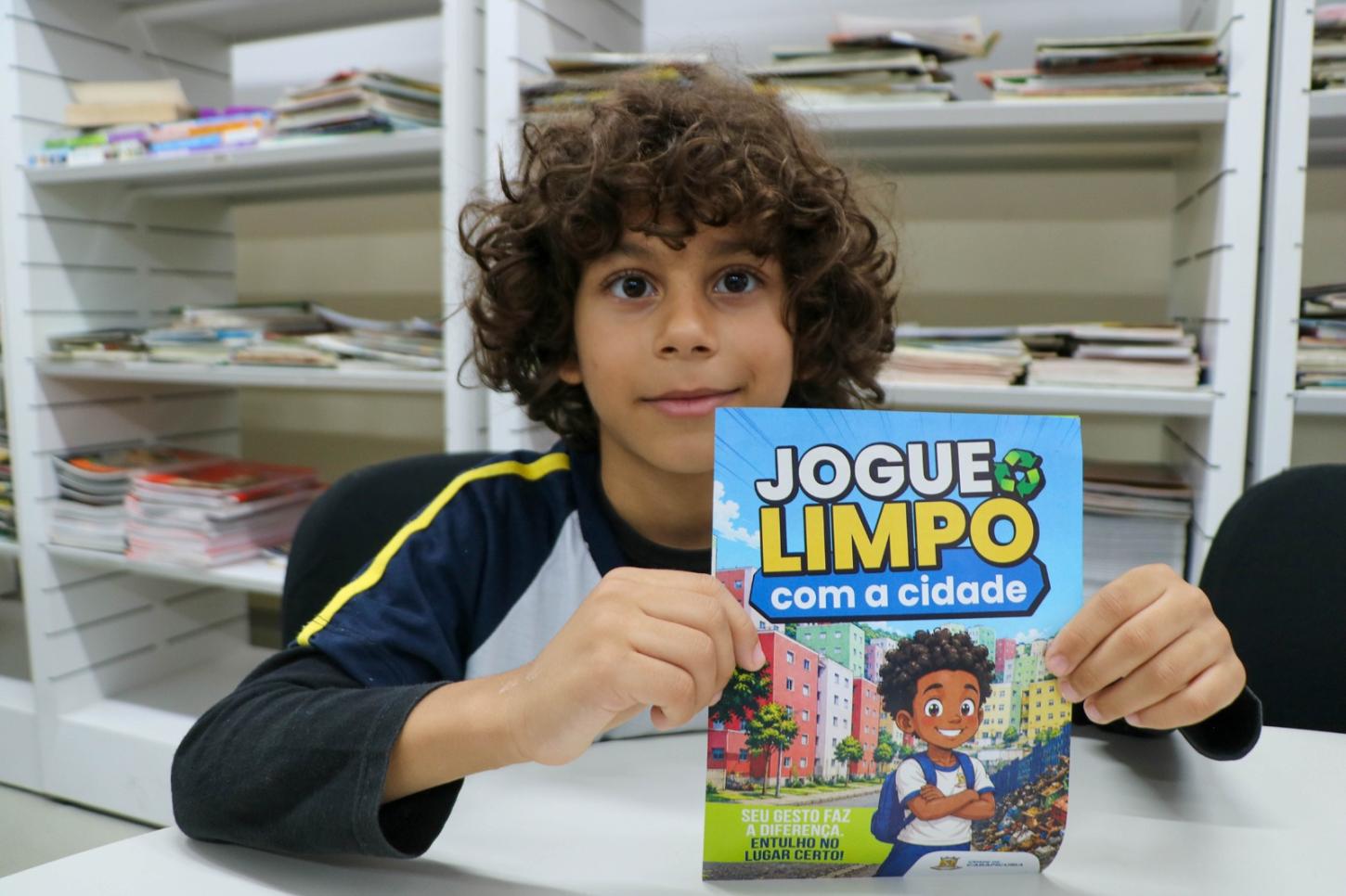 Jogue Limpo com a Cidade: alunos das escolas municipais  de Carapicuíba se divertem com gibi sobre descarte irregular