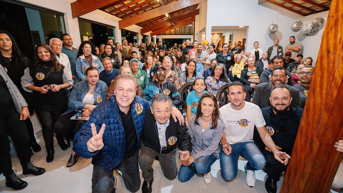 Ao lado do prefeito Dr. Sato, Igor Soares e Bruna Furlan anunciam recursos para revitalização do Figueirão, em Jandira