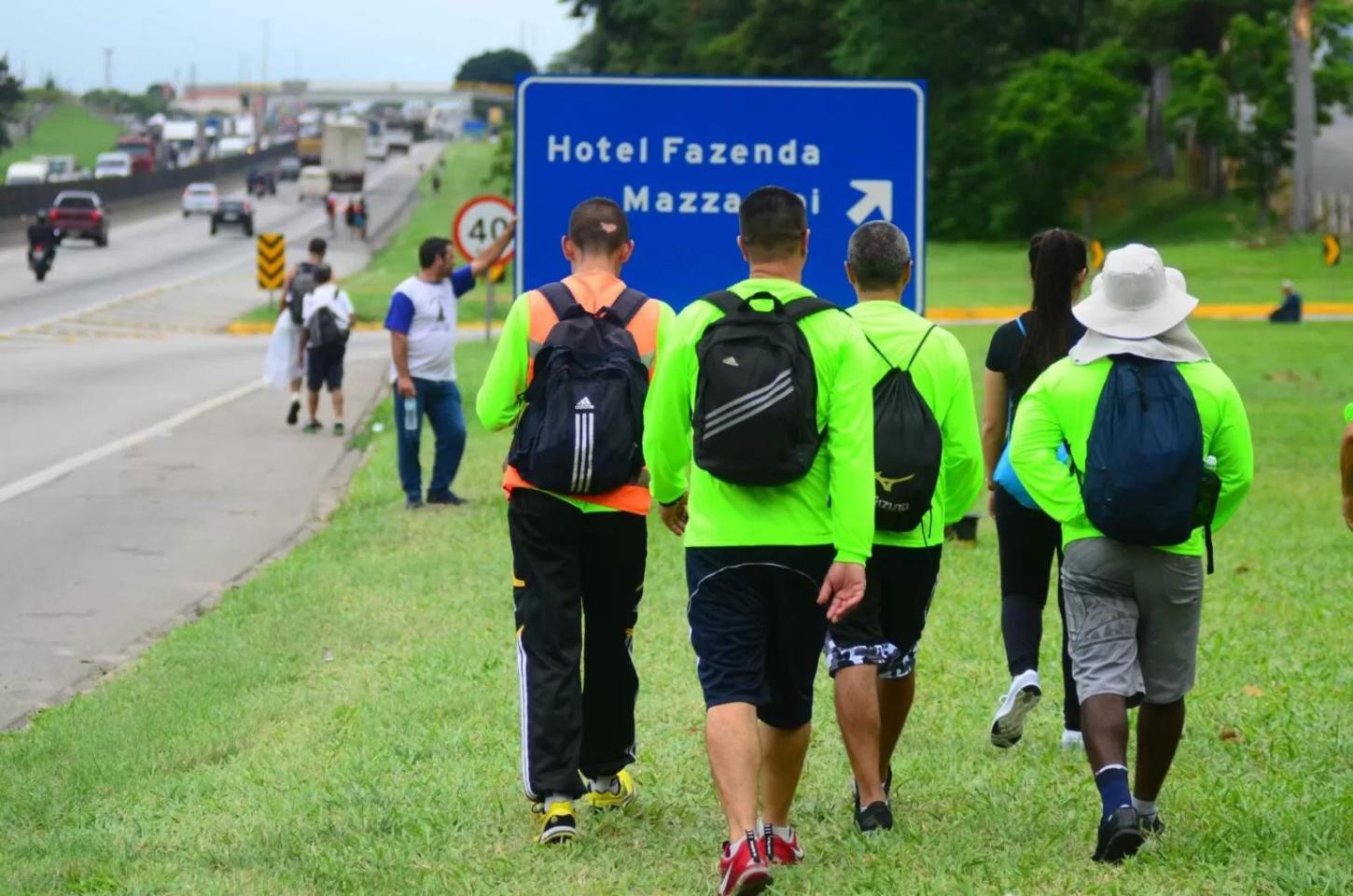 Santuário de Aparecida: As peregrinações levam milhares de pessoas a percorrer trechos próximos às rodovias a pé ou de bicicleta.